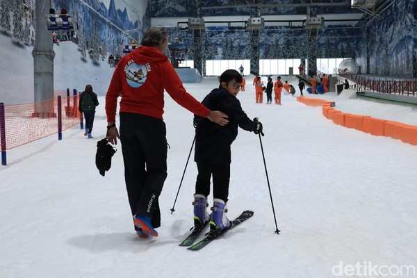 Kalau belum bisa main ski jangan kuatir. Ada instruktur yang akan mengajari wisatawan (Randy/detikcom) I Kalau belum bisa main ski jangan kuatir. Ada instruktur yang akan mengajari wisatawan (Randy/detikcom) I
