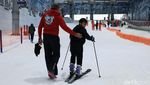 Foto Seru Main Salju di Trans Snow World Juanda Bekasi