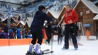 Instruktur ski Masimiliano Derevici (37) asal Italia pun sedia memberi tips berguna bagi kamu yang baru pertama kali main ski (Randy/detikcom) 
