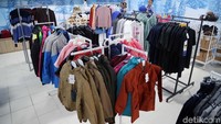 Gerai tersebut menjual bermacam pakaian musim dingin.