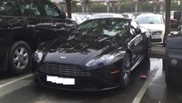 Aston Martin pun tak absen dari parkiran kampus tersebut. Foto: Meeka Nasser
