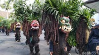 Kirab ini menampilkan berbagai kesenian dan helaran, mulai dari Bebegig Sukamantri, Wayang Landung dan pesilat dari berbagai padepokan. (Dadang/detikcom)