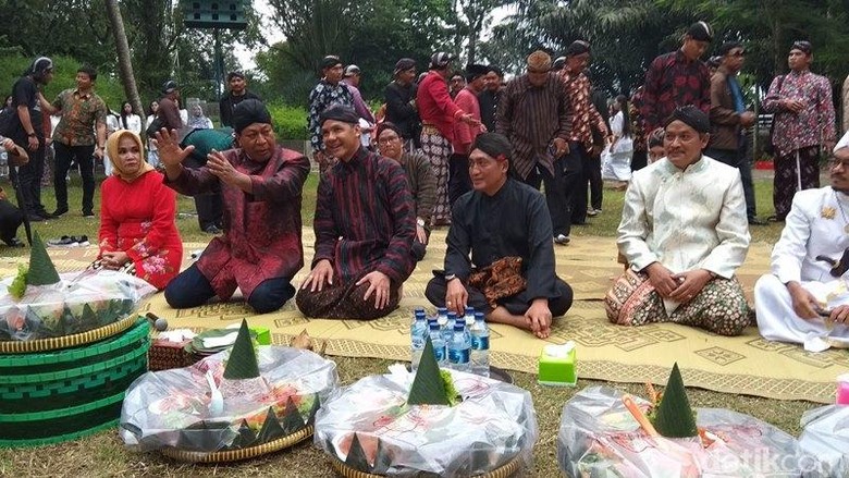 Selametan Puser Bumi di Gunung Tidar, Ganjar: Agar Dapat Pemimpin Amanah Selametan Puser Bumi di Gunung Tidar, Ganjar: Agar Dapat Pemimpin Amanah