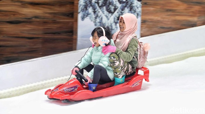 Wahana salju Trans Snow World Juanda di Bekasi telah resmi dibuka. Di tempat tersebut, traveler bisa mengajak keluarga seru-seruan bermain salju.