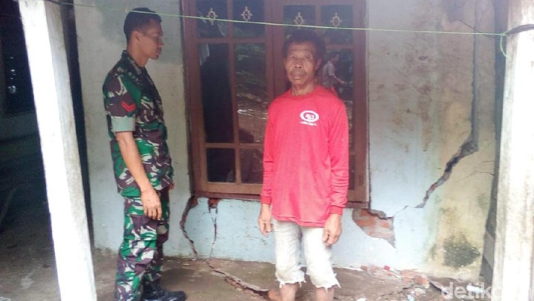 Tanah Gerak Kembali Rusak Rumah di Trenggalek, Warga Tetap Bertahan Tanah Gerak Kembali Rusak Rumah di Trenggalek, Warga Tetap Bertahan