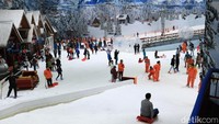 Trans Snow World Juanda buka dari pukul 09.00-23.00 WIB. Nggak perlu ke luar negeri untuk merasakan salju, cukup ke Bekasi saja (Randy/detikcom)