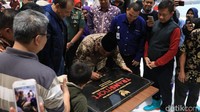 Peresmian Trans Snow World Juanda Bekasi ditandai dengan peresmian prasasti oleh Walikota Bekasi Rachmat Effendi (Johanes Randy/detikcom)
