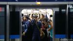 Warga Rela Antre Panjang Demi Naik MRT Jakarta