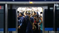Penumpang MRT tampak padat.