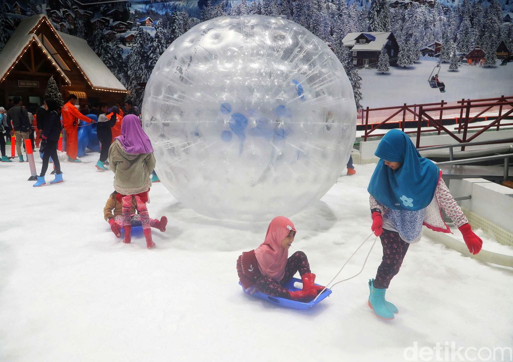 Wahana salju Trans Snow World Juanda di Bekasi telah resmi dibuka. Di tempat tersebut, traveler bisa mengajak keluarga seru-seruan bermain salju.