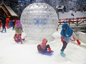 Serunya Meluncur dalam Bola Raksasa di Bukit Transpark Snow World