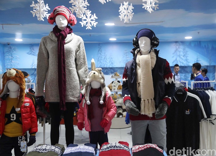 Trans Snow World Juanda resmi dibuka di Bekasi. Bagi Anda yang tak punya pakaian musim dingin, jangan kawatir. Di dalam Trans Snow World Juanda terdapat toko pakaian musim dingin.