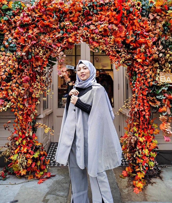 Meski baru berhijab, gaya Rachel Vennya sudah menuai banyak pujian. Ia kerap tampil stylish mengenakan hijab. Foto: Dok. Instagram @rachelvennya