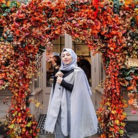 Meski baru berhijab, gaya Rachel Vennya sudah menuai banyak pujian. Ia kerap tampil stylish mengenakan hijab. Foto: Dok. Instagram @rachelvennya