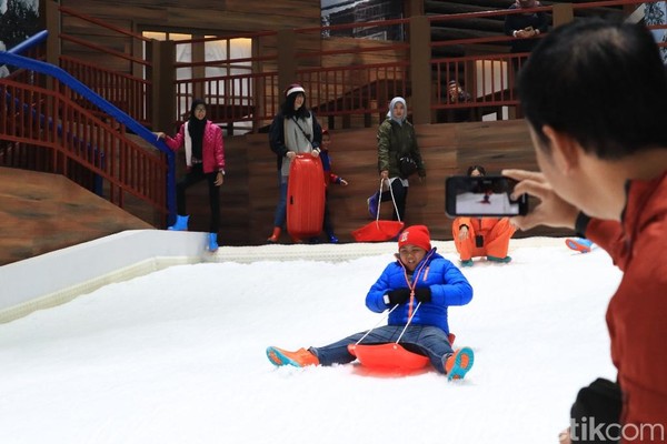 Seorang ayah memotret anaknya di seluncuran salju. Trans Snow World cocok banget untuk liburan keluarga (Randy/detikcom) Seorang ayah memotret anaknya di seluncuran salju. Trans Snow World cocok banget untuk liburan keluarga (Randy/detikcom)