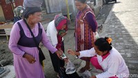Di sini dijual hasil bumi mulai dari bayam, kangkung, cabai, jeruk, bawang dan juga berbagai macam ikan yang dihasilkan oleh para nelayan.