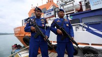Personel Ditpolairud Polda Maluku Utara mengawal perjalanan Teras BRI Kapal Bahtera Seva III.