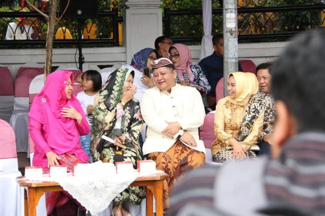 Alhasil, gaya Risma pun tampak trendi dengan memadukan budaya Suroboyo-an namun tetap terlihat kekinian. Foto: Dok. Hilda Meilisa Rinanda/Detikcom