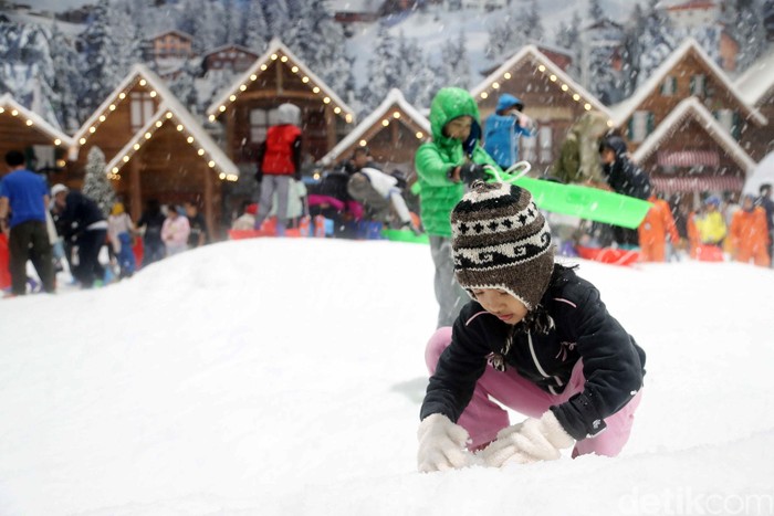 Wahana salju Trans Snow World Juanda di Bekasi telah resmi dibuka. Di tempat tersebut, traveler bisa mengajak keluarga seru-seruan bermain salju.