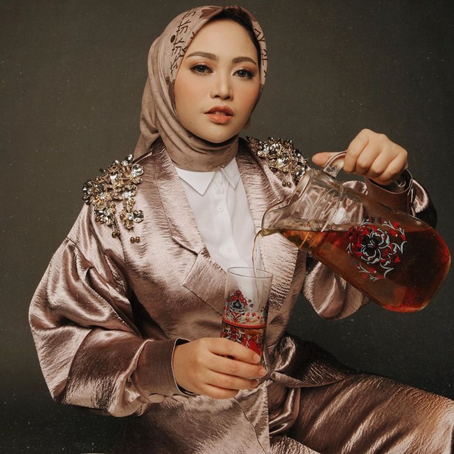 Di akhir 2018 lalu, Rachel Vennya kembali mencuri atensi publik dengan memutuskan untuk berhijab. Ia pun memiliki seorang anak dan sukses berbisnis. Foto: Dok. Instagram @rachelvennya