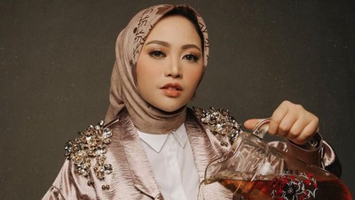 Foto: Gaya Rachel Vennya yang Dulu Seksi Sekarang Stylish Berhijab