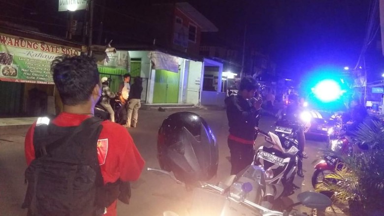 Polisi Tangkap 4 Pemuda yang Bawa Celurit di Cibubur Polisi Tangkap 4 Pemuda yang Bawa Celurit di Cibubur