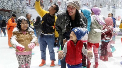 Foto Meriah Pembukaan Trans Snow World Juanda di Bekasi