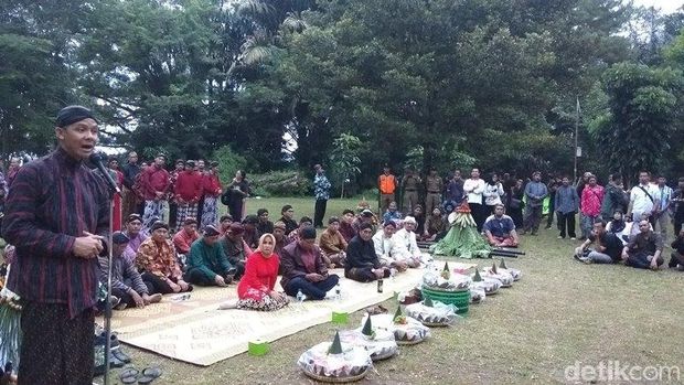 Selametan Puser Bumi di Bukit Tidar, Magelang. 