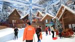 Foto Seru Main Salju di Trans Snow World Juanda Bekasi