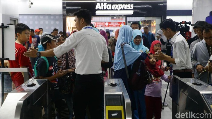 Warga mengantre masuk ke stasiun MRT Bundaran Hotel Indonesia, Jakarta, Minggu (24/3/2019). Usai diresmikan Presiden RI Joko Widodo, warga tampak antusias untuk menjajal transportasi baru tersebut. Grandyos Zafna/detikcom