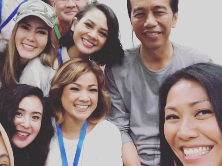Tanggapi Isu Artis-artis Dibayar Jokowi, Anggun C Sasmi Tertawa Tanggapi Isu Artis-artis Dibayar Jokowi, Anggun C Sasmi Tertawa