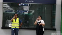 Seperti diketauhi, MRT fase I Lebak Bulus-Bundaran HI telah resmi beroperasi hari ini. Meski telah diresmikan, MRT Jakarta akan benar-benar beroperasi secara komersial pada 1 April 2019. Selama seminggu dari tanggal 25 hingga 31 Maret 2019, MRT masih gratis.