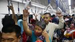 Warga Rela Antre Panjang Demi Naik MRT Jakarta