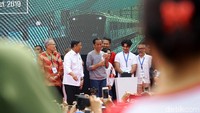 Jokowi tampak berkali-kali menyeka keringat yang mengalir di wajah dan lehernya menggunakan handuk.