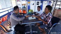 Samsat apung di Teras BRI Kapal Bahtera Seva III melayani masyarakat di kepulauan Halmahera Selatan.