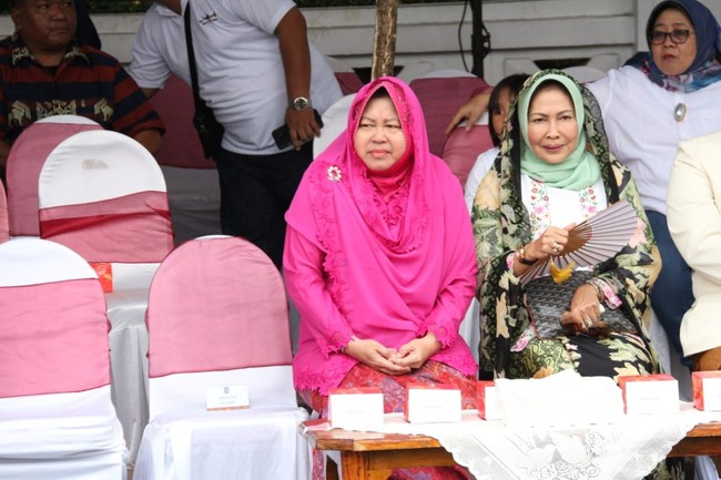 Tak ketinggalan, ada bros mutiara yang disematkan pada selendang yang membalut kerudungnya. Kebaya ini pun tampak cocok dipadu dengan rok batik berwarna pink tua.  Foto: Dok. Hilda Meilisa Rinanda/Detikcom
