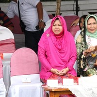 Tak ketinggalan, ada bros mutiara yang disematkan pada selendang yang membalut kerudungnya. Kebaya ini pun tampak cocok dipadu dengan rok batik berwarna pink tua.  Foto: Dok. Hilda Meilisa Rinanda/Detikcom