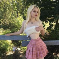 Potret pinggang super kecil lainnya yang tidak realistis. Foto: Ist.