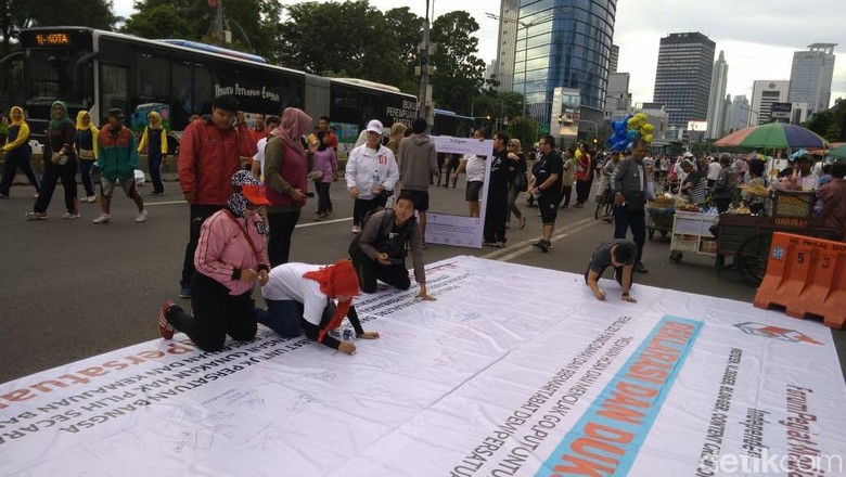 Pegiat Medsos di CFD Deklarasi Pemilu Damai Tanpa Hoax Pegiat Medsos di CFD Deklarasi Pemilu Damai Tanpa Hoax