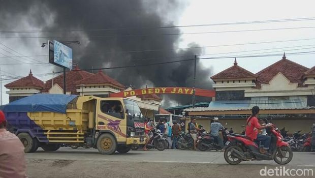 Kebakaran melanda garansi bus di Brebes. 