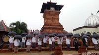 Suasana Menara Kudus menjadi Kudus kuno atau Kudus tempo dulu. Rupanya ini menyambut hari jadi menara bersejarah ini (Akrom/detikcom)