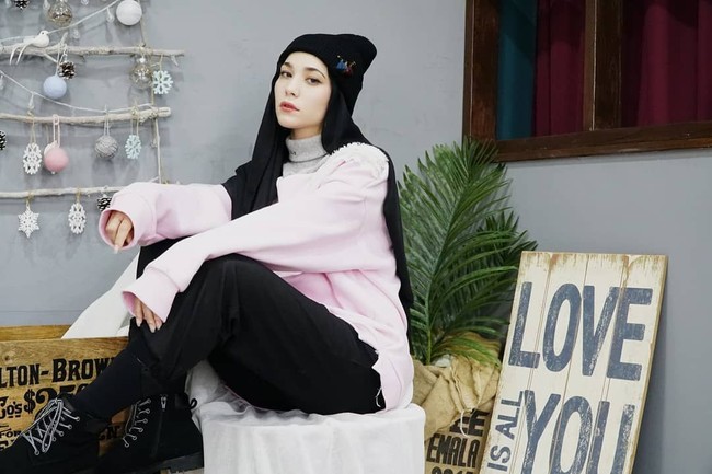 Dalam salah satu video YouTube yang diunggahnya, Kim Miso mengungkapkan bagaimana dia bisa piawai berbahasa Korea. Mahasiswi di salah satu universitas di Korea Selatan ini mengaku mempelajarinya dengan teknik tertentu, yaitu menghapal setiap kalimat dalam bahasa Negeri Gingseng. Foto: Dok. Instagram @kimmiso1194