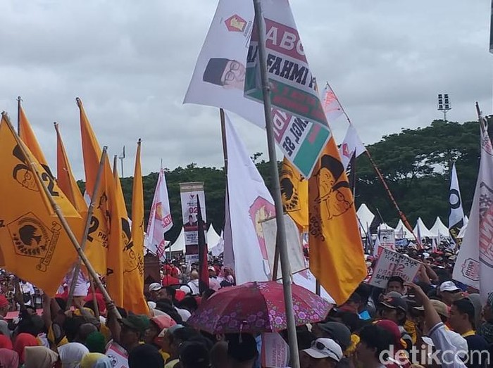 Bendera Partai Golkar di kampanye akbar Prabowo Subianto di Makassar (Marlinda Oktavia Erwanti/detikcom)