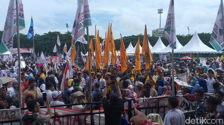 Geramnya Golkar Gegara Bendera Berkibar Liar Geramnya Golkar Gegara Bendera Berkibar Liar
