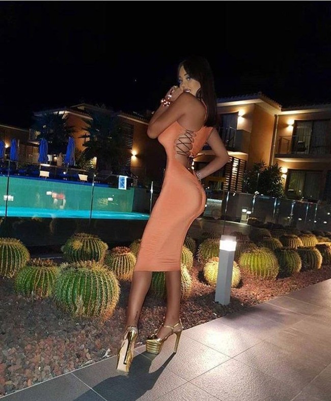 Wanita ini ingin memiliki pinggang kecil dan bokong besar. Namun penampakannya malah jadi tak seimbang. Foto: Ist.