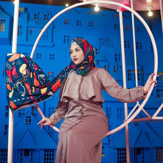 Ia tak segan mencoba berbagai jenis hijab, dari gaya yang simple hingga unik. Bagi kamu yang baru berhijab, tak ada salahnya berksplorasi gaya seperti Rachel Vennya. Foto: Dok. Instagram @rachelvennya