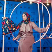 Ia tak segan mencoba berbagai jenis hijab, dari gaya yang simple hingga unik. Bagi kamu yang baru berhijab, tak ada salahnya berksplorasi gaya seperti Rachel Vennya. Foto: Dok. Instagram @rachelvennya