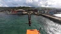Mereka tidak mengenal gadget karena sinyal internet di kawasan ini sangat terbatas.
