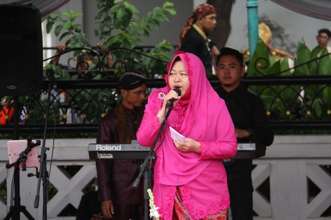 Ini yang mesti didelok sepatu bootsku. Bu Risma kebayaan kok pake boots, kata Risma diiringi dengan gelak tawa ratusan masyarakat Surabaya yang hadir di sekitar Tugu Pahlawan Surabaya, Minggu (24/3/2019). Foto: Dok. Hilda Meilisa Rinanda/Detikcom