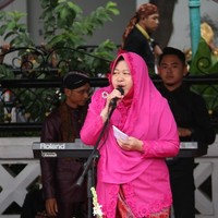 Ini yang mesti didelok sepatu bootsku. Bu Risma kebayaan kok pake boots, kata Risma diiringi dengan gelak tawa ratusan masyarakat Surabaya yang hadir di sekitar Tugu Pahlawan Surabaya, Minggu (24/3/2019). Foto: Dok. Hilda Meilisa Rinanda/Detikcom